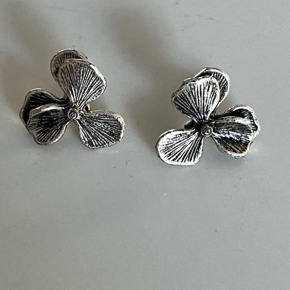 Gorgeous silver Fossil earrings.  These are a lovely pair of earrings earrings.. - Picture 3 of 11
